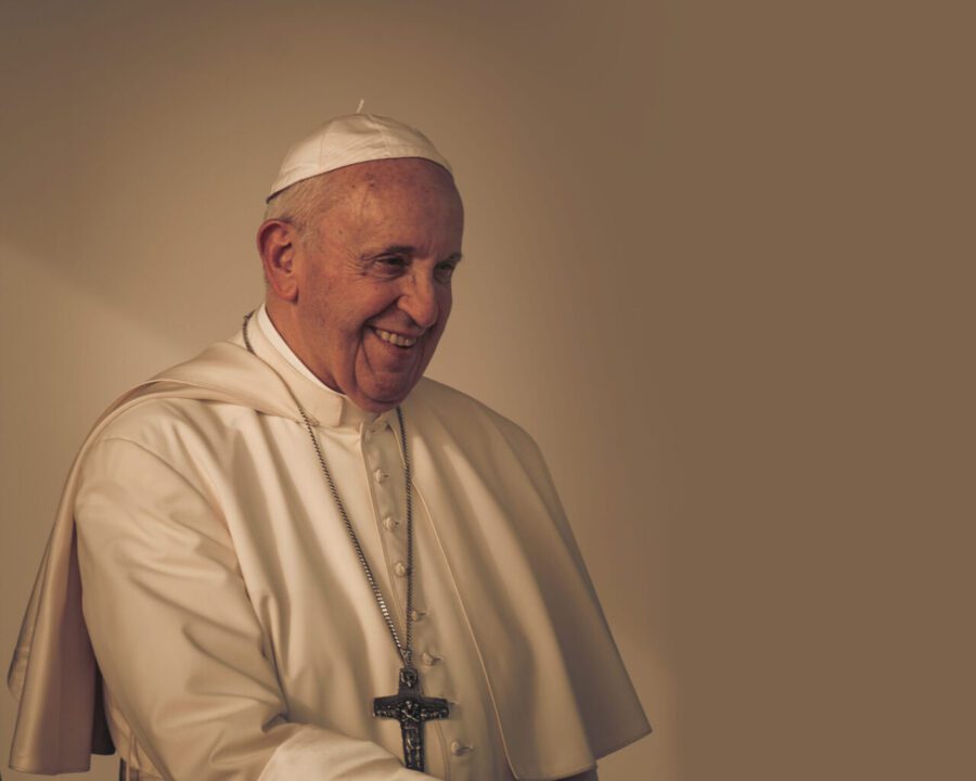 Papa Françesku bën thirrje për paqe në Ukrainë